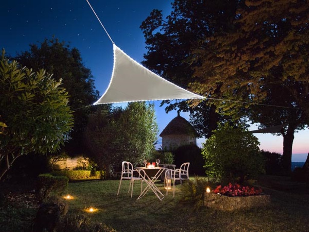 ZONNEZEIL MET LED-RANDVERLICHTING - DRIEHOEK - 3.6 x 3.6 x 3.6 m - TAUPE afbeelding